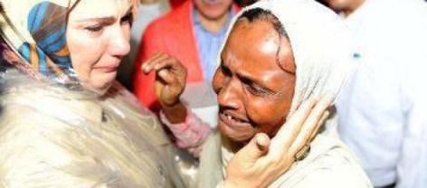PM Turki-istri PM Turkine, Emine-tak tahan, mengeluarkan air mata saat merangkul pengungsi Muslim Rohingya-7-jpeg.image