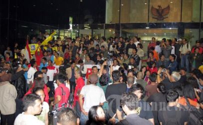 KPK-ribuan massa mendukung KPK-jumat mlm dan sabtu dini hari-6-10-2012-tribunnews-jpeg.image