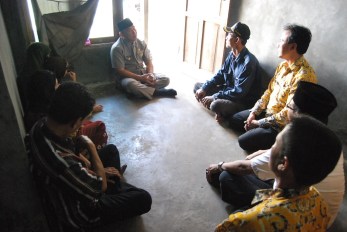 Terorisme-kunjungan wakil walikota depok ke-rumah keluarga sopian-depok.go.id-jpeg.image