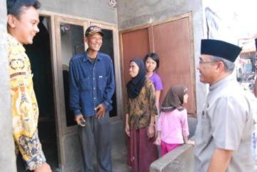 Terorisme-wakil walikota depok-idris abdul shomad kunjungi anak & istri terduga teroris depok yg trauma-depoklik.com-jpeg.imge