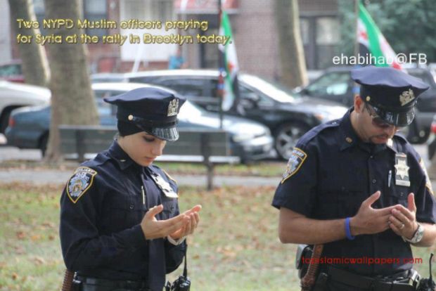 Polwan berjilbab-Dua orang polisi muslim anggota NYPD sedang berdoa untuk Suriah-jpeg.image