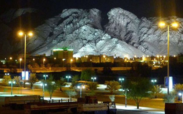 Gunung Uhud-Madinah dengan background Gunung Uhud di malam hari-2-jpeg.image
