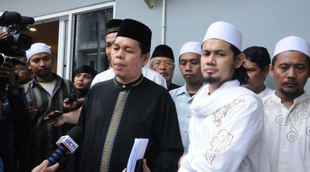 Guntur Bumi alias Susilo Wibowo (kanan) di kantor MUI-jpeg.image