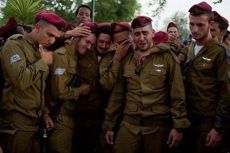 Zionis-Tentara Zionis menagisi komandannya yang tewas-jpeg.image