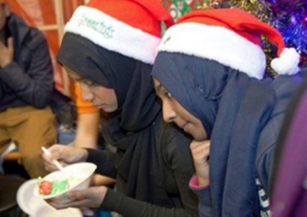 Karyawan Muslim pakai atribut natal-7-jpeg.image