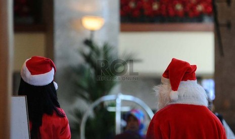 Natal-Para Pekerja mengenakan pakaian atribut natal pada salah satu Hotel di Jakarta, Senin (15-12-2014)-jpeg.image