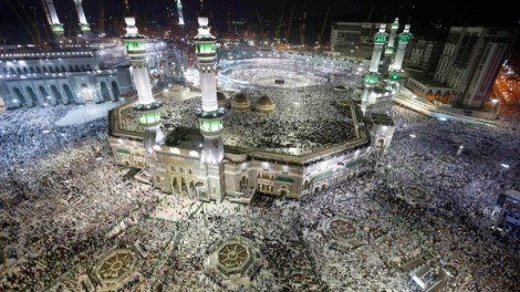 Muslim pilgrims pray around the holy Kaaba at the Grand Mosque, during the annual hajj pilgrimage in Mecca September 27, 2014. REUTERS/Muhammad Hamed (SAUDI ARABIA - Tags: RELIGION)