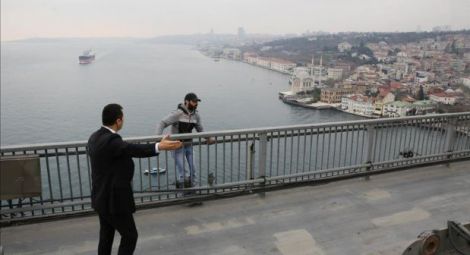 Istanbul-Ini Video Saat Presiden Erdogan Berhasil Cegah Pria yang Mau Bunuh Diri di Jembatan Basporus, Istanbul-jpeg.image