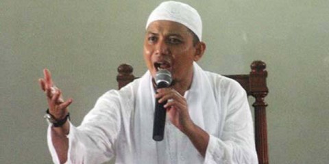 Dzikir Arifin -- Muhammad Arifin Ilham, pimpinan majelis Az Zikra, tengah memberikan ceramah dan memimpin Dzikir di Mesjid Al Muhajirin, Kota Depok. Satrio Nusantoro 11-06-2008