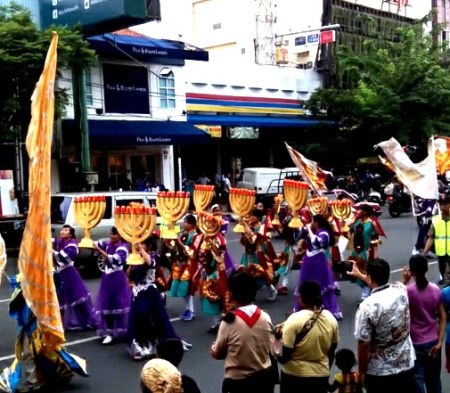 Simbol Zionis Yahudi di karnaval paskah semarang-4