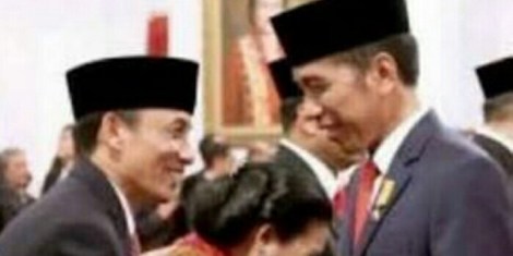 Jokowi menyalami Archandra Tahar usai pelantikannya sebagai Menteri ESDM yang baru