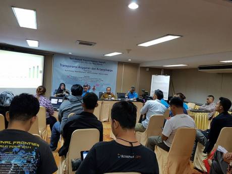 Yoyok Riyo Sudibyo (kanan, mengenakan batik)